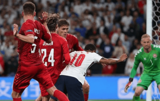  足坛史诗级翻盘 爱游戏官方网站