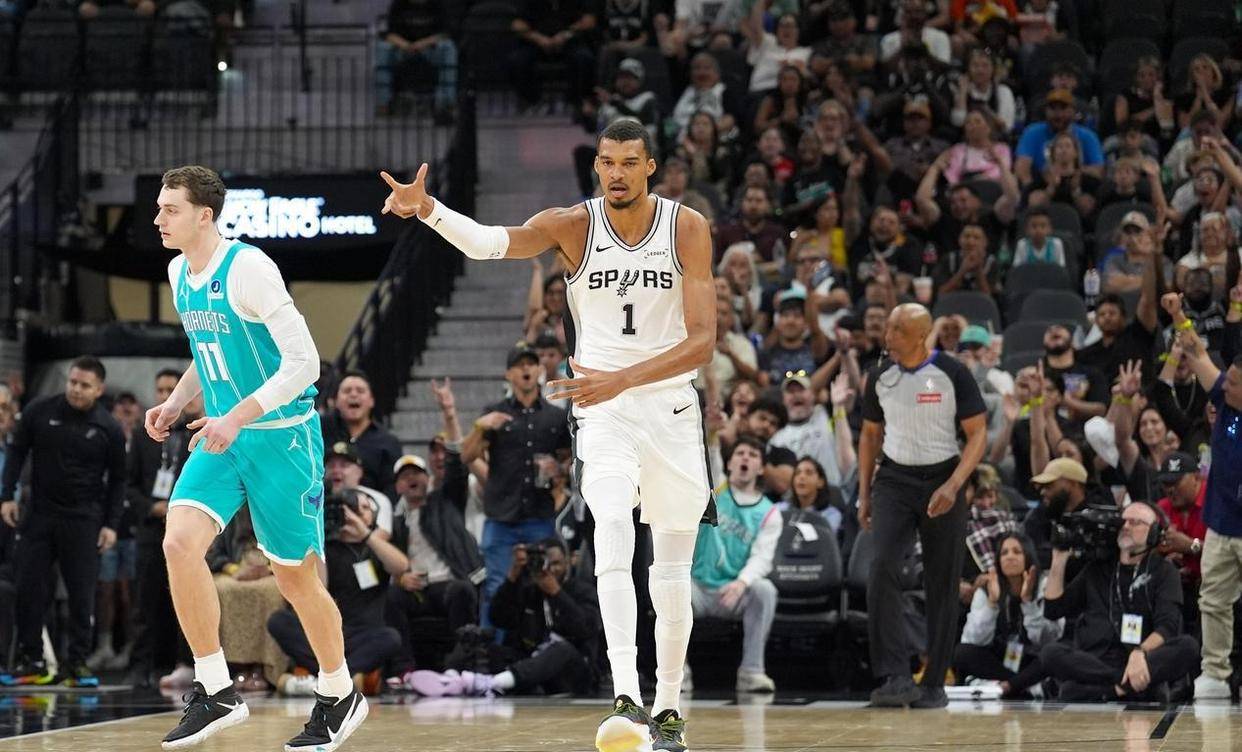 关于重磅！转会期菲尼克斯太阳篮板制胜转折点夏洛特黄蜂绝杀压哨，广东宏远今夜止住颓势的信息爱游戏中国