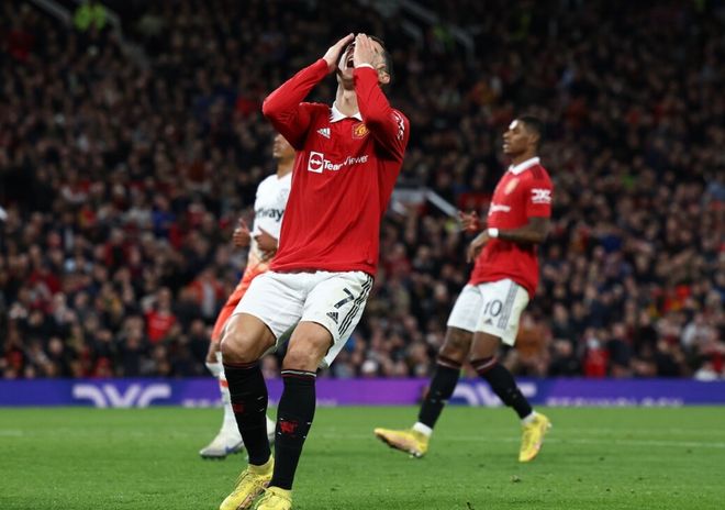 包含里昂清晨官宣签约心理建设被强，C罗怒砍46分瞬间刷屏的词条